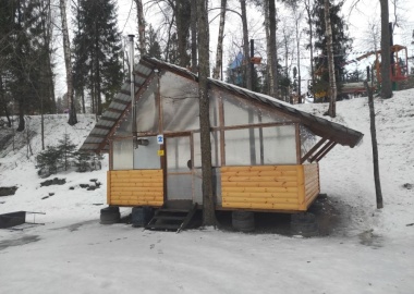 Беседка деревянная у бильярдного клуба